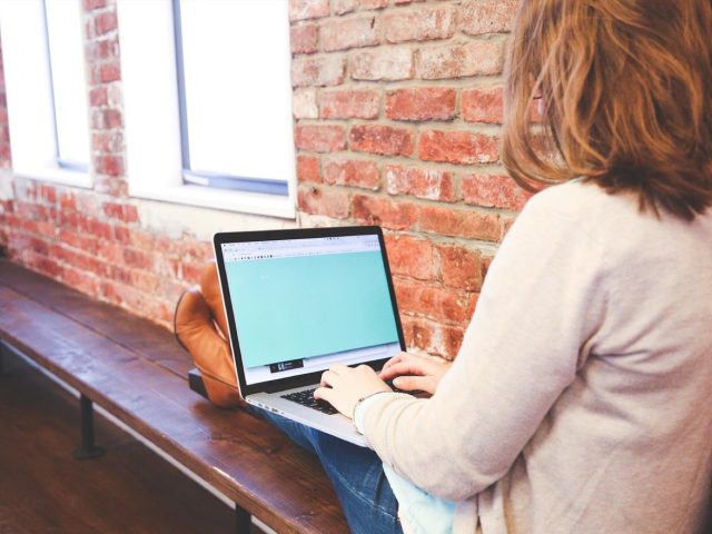 Prévenir les tendinites en télétravail : gestes quotidiens