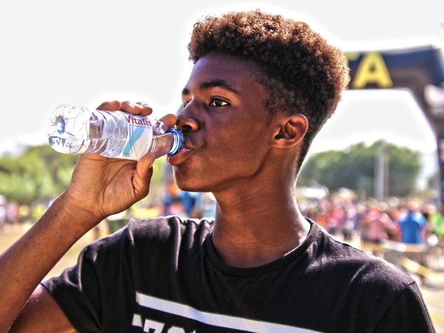 L&rsquo;hydratation influence-t-elle le sommeil ? Absolument, découvrez comment