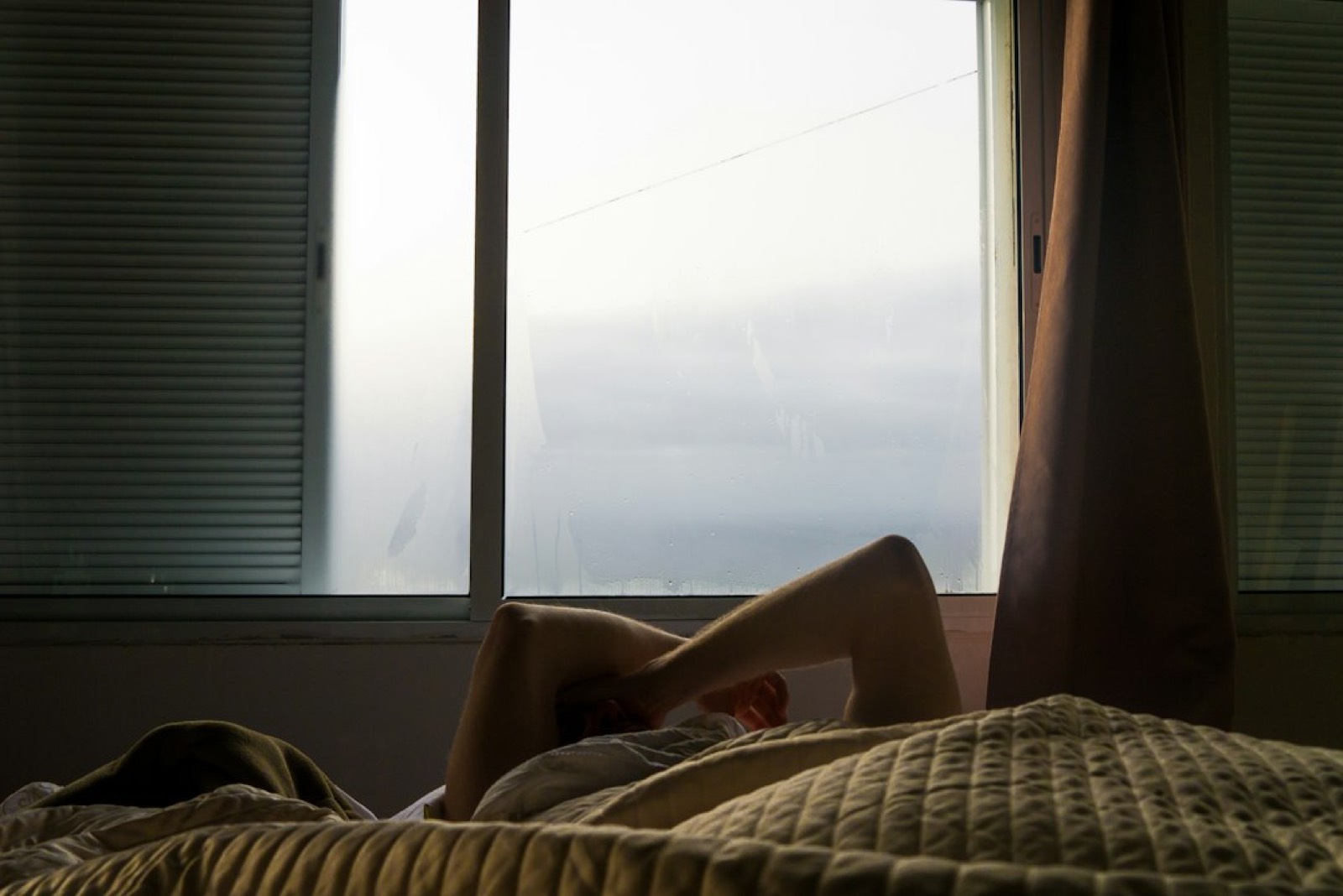 Personne se relaxant dans une chambre à la lumière tamisée le soir