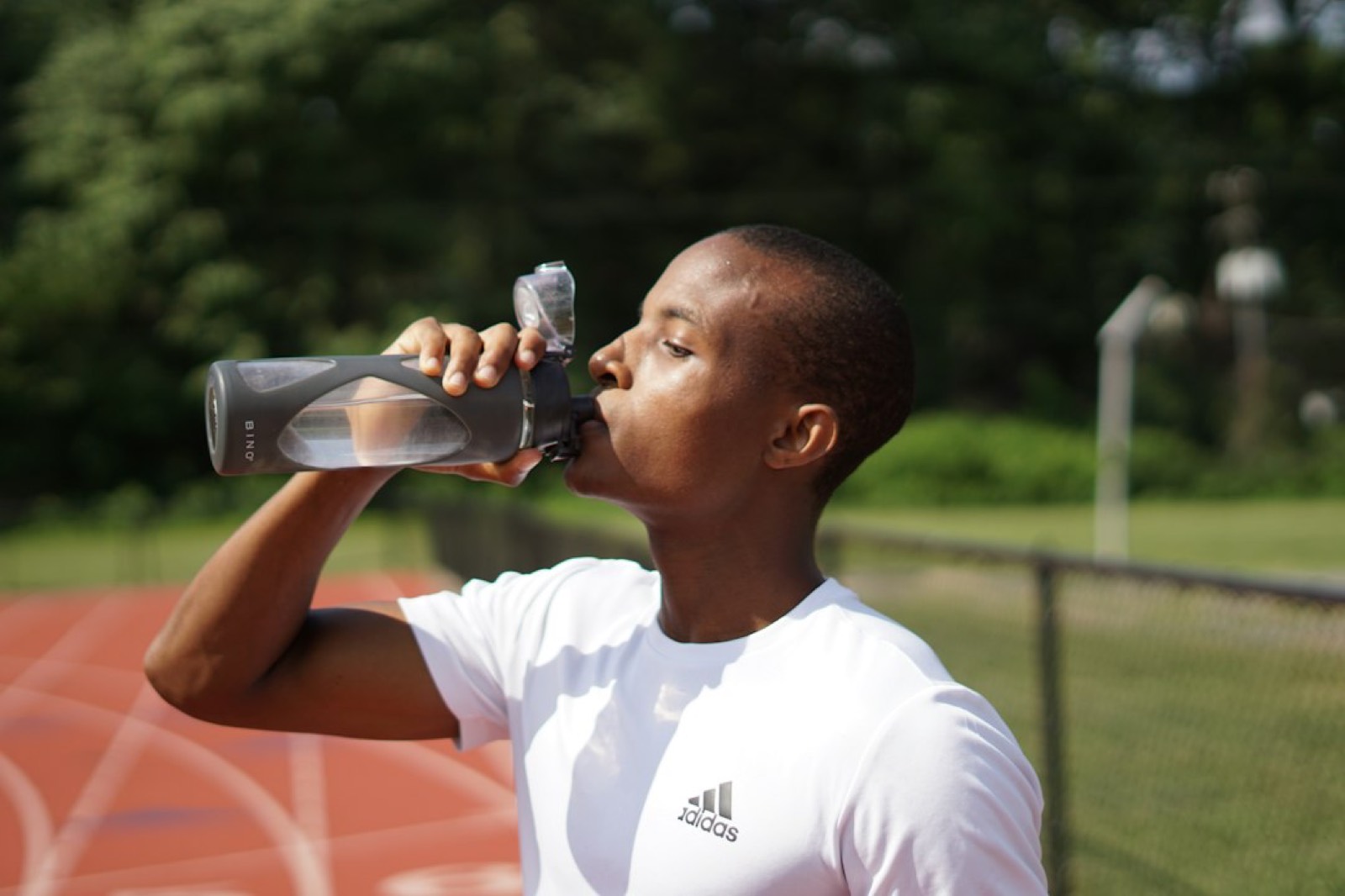 Athlète buvant une boisson après l'entraînement