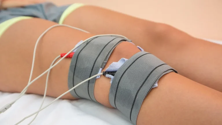 Électrodes d'électrostimulation maintenues par des bandes sur la cuisse