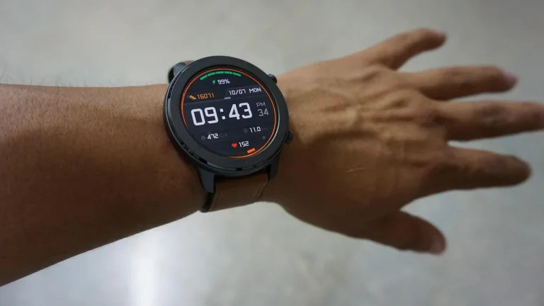 Montre connectée de sport au poignet affichant fréquence cardiaque et activité