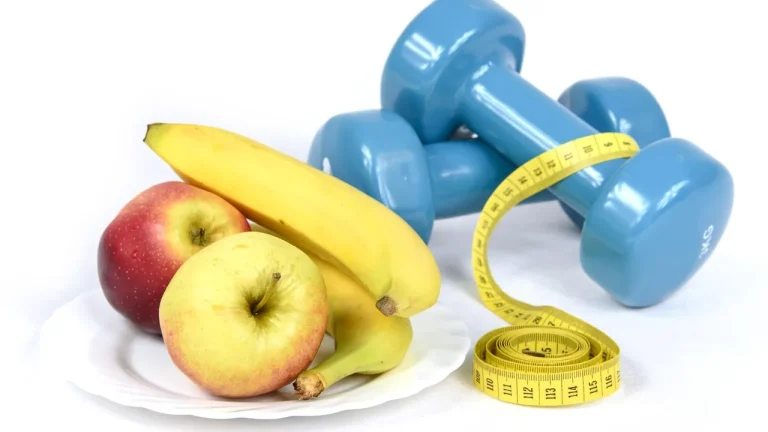 Fruits, haltères et mètre ruban : santé et activité, au-delà de la balance