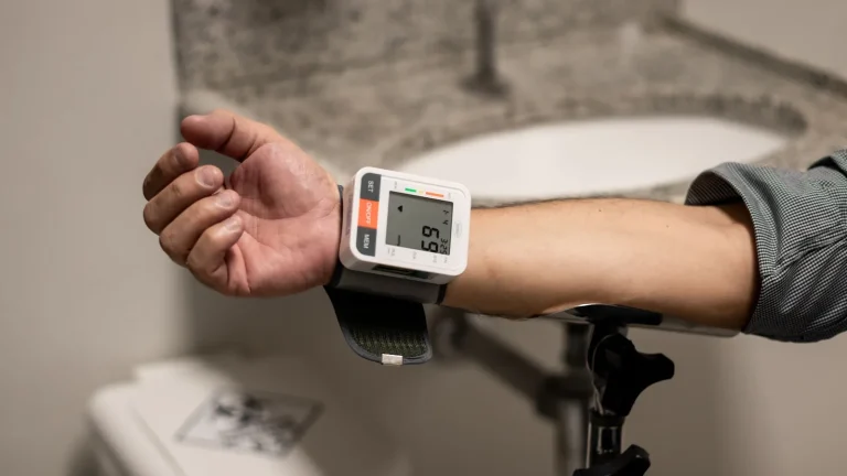 Bras portant un tensiomètre de poignet pour contrôler le rythme cardiaque