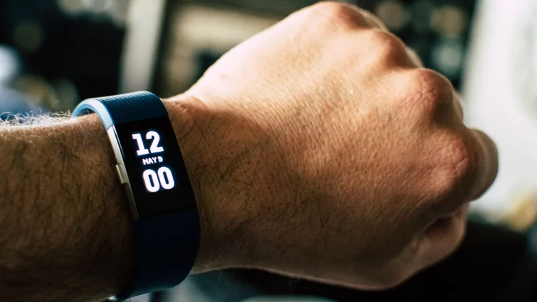 Poignet portant un bracelet connecté de suivi d'activité et de sommeil