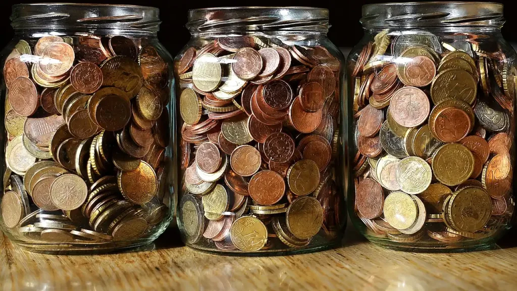 Trois bocaux remplis de pièces en euros et en centimes, épargne de précaution