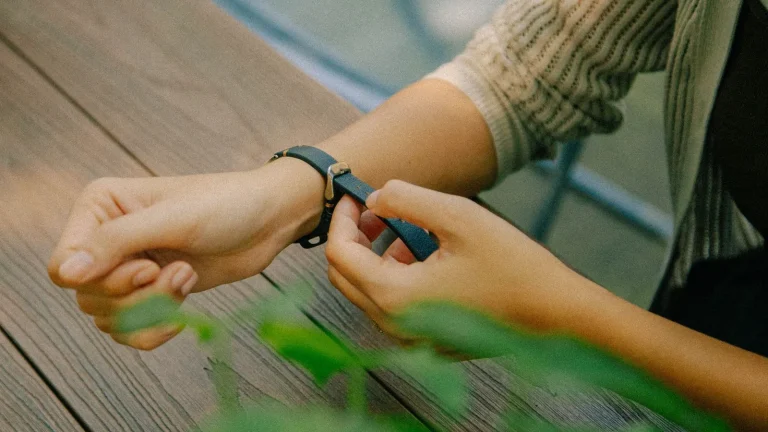Femme qui attache un bracelet de suivi d'activité sans écran à son poignet