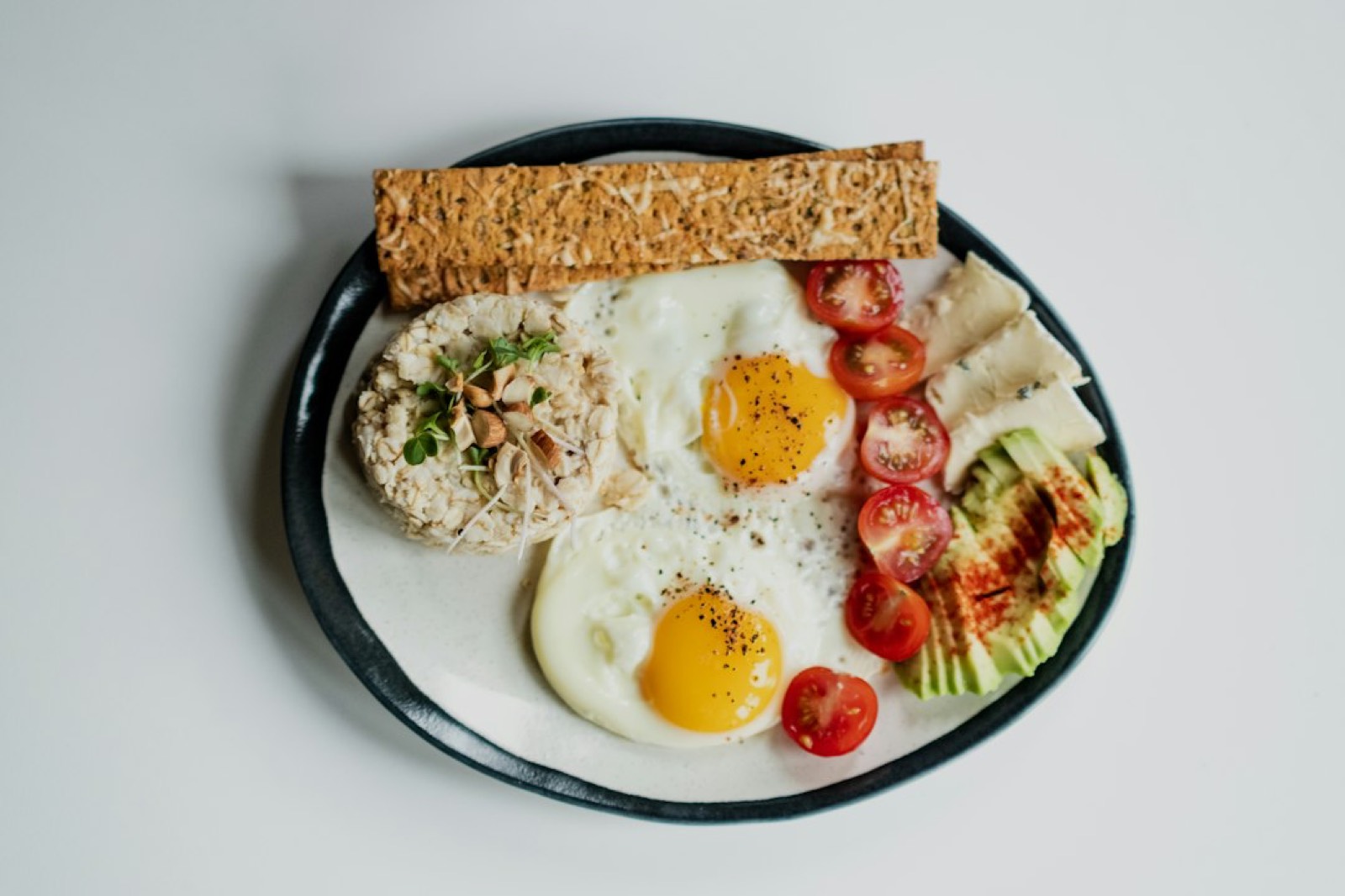assiette d'œufs et d'avocat au petit-déjeuner