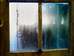 Humidité dans la maison : causes et solutions