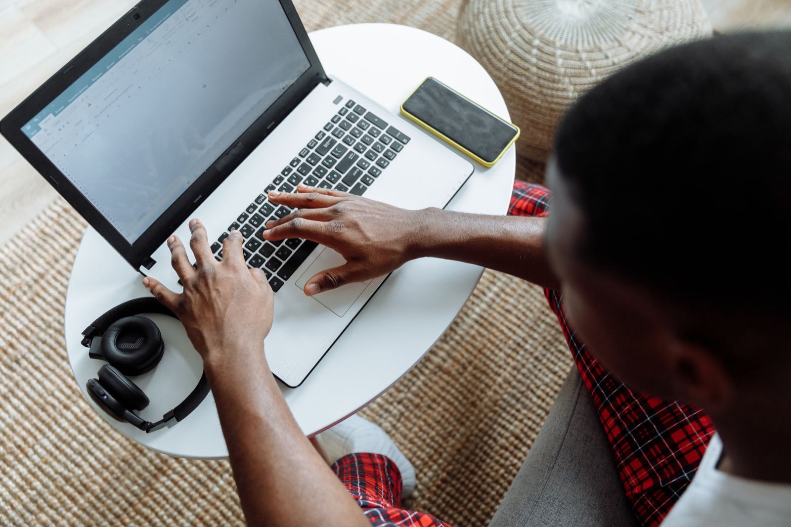 Personne en télétravail qui tape sur un ordinateur portable à la maison