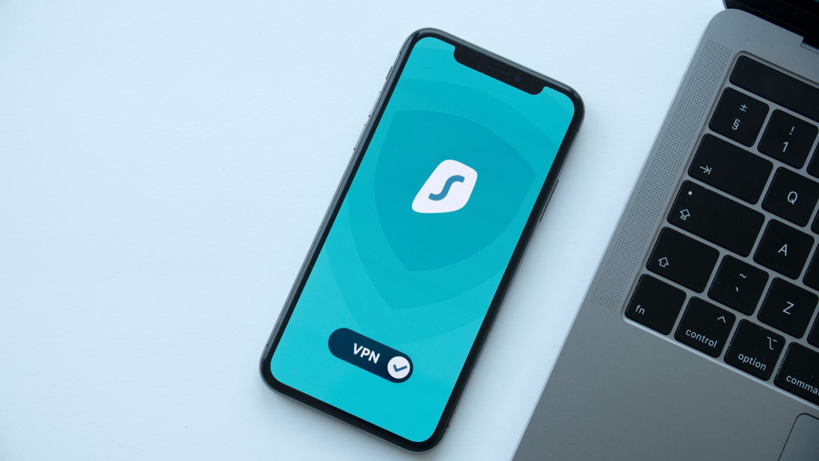 Smartphone et ordinateur portable symbolisant la protection de la vie privée en ligne