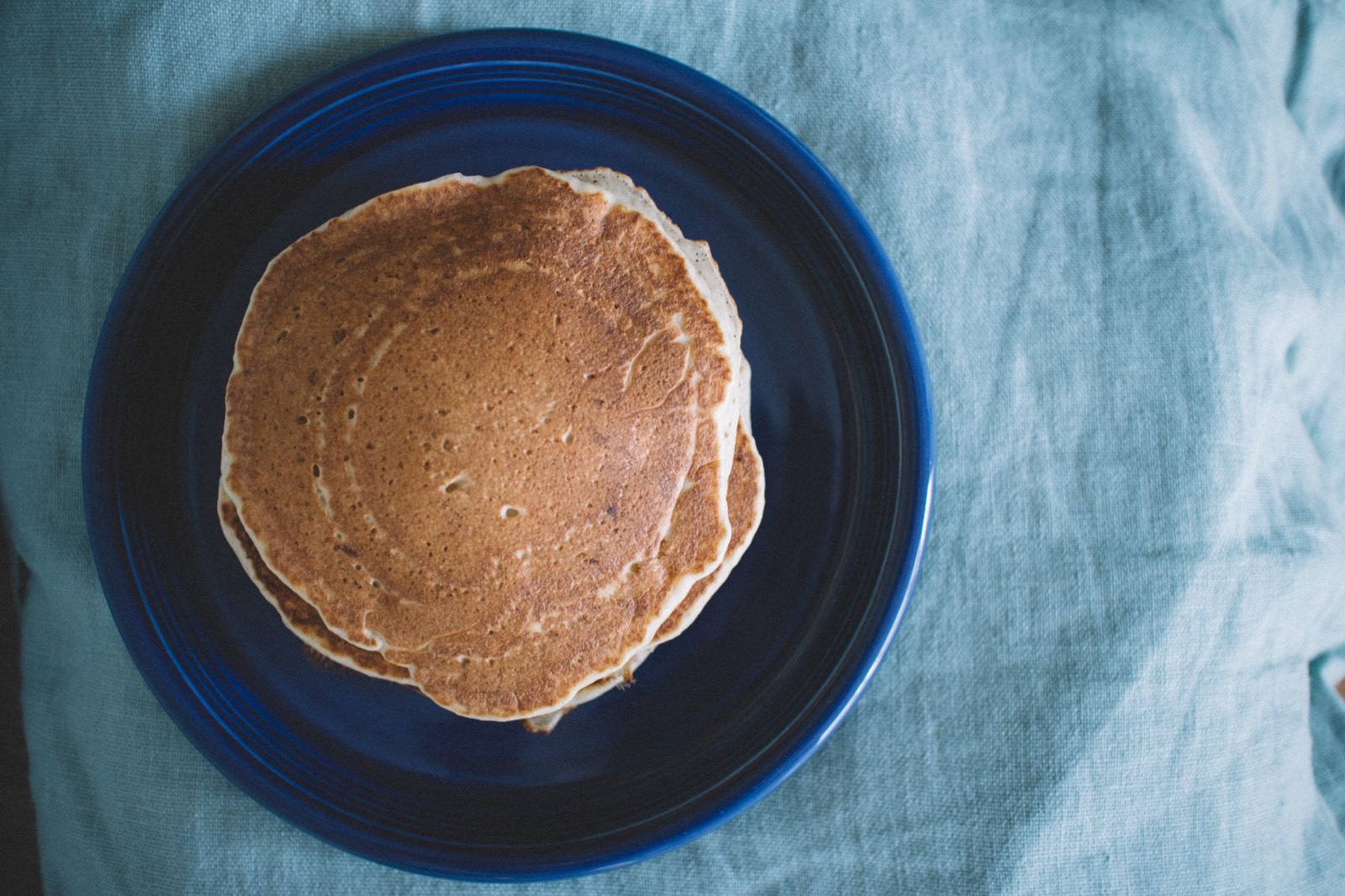 Pile de pancakes protéinés maison préparés à l'avance pour le goûter