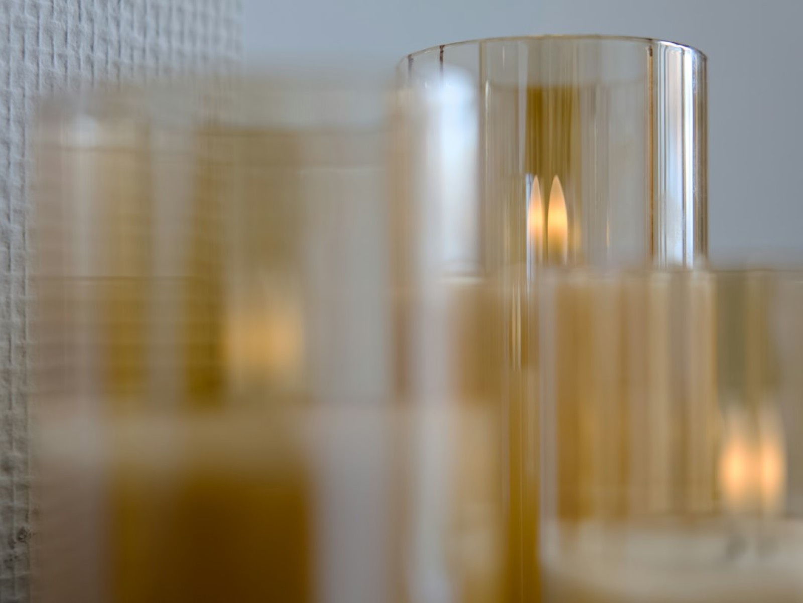 Bougie et lumière douce sur une table de chevet le soir