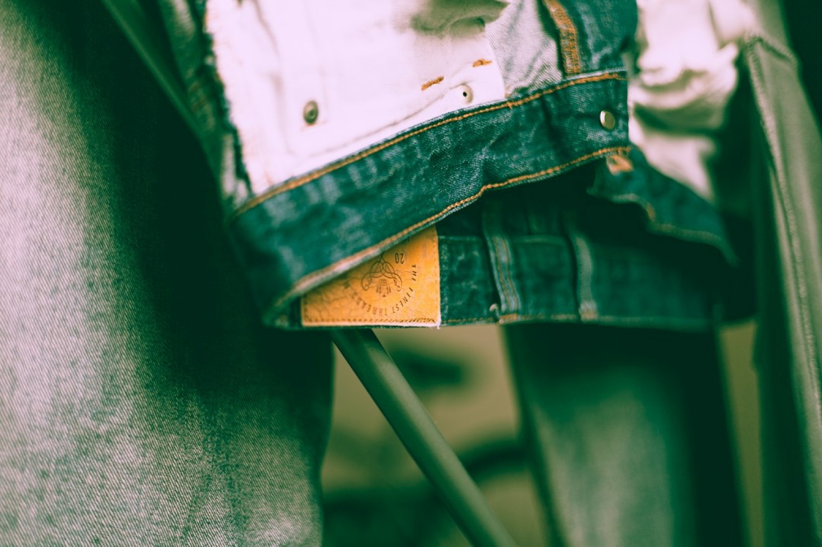 Étiquette de composition textile indiquant la part de fibres recyclées sur un vêtement