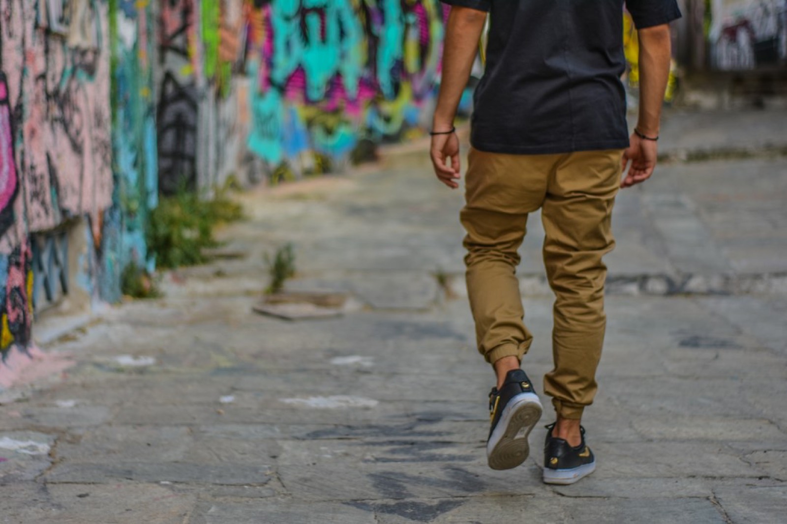 homme en pantalon cargo ample en plein mouvement